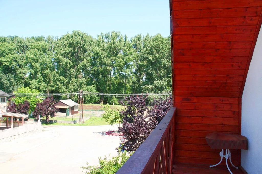 Parton Hotel & Bowling Tiszakécske Exterior foto